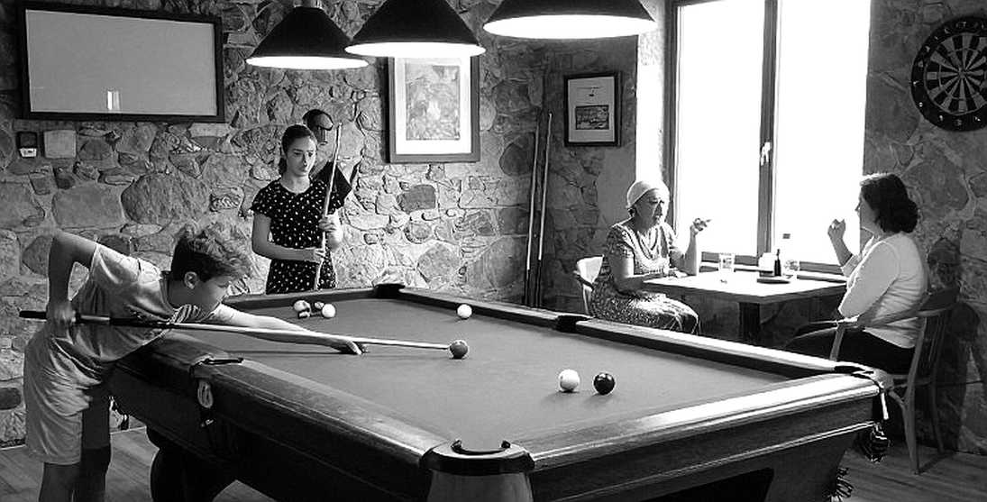 Cú bi xanh rơi vào lỗ đen: Crowley gục ngã, và vòng loại snooker ký tên bằng sai số