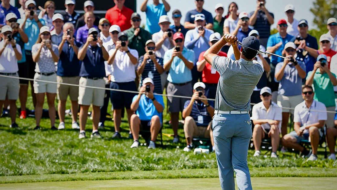Aaron Rai gạt cơn run rẩy để vượt mặt Rory McIlroy trong ngày khai màn ở Wentworth